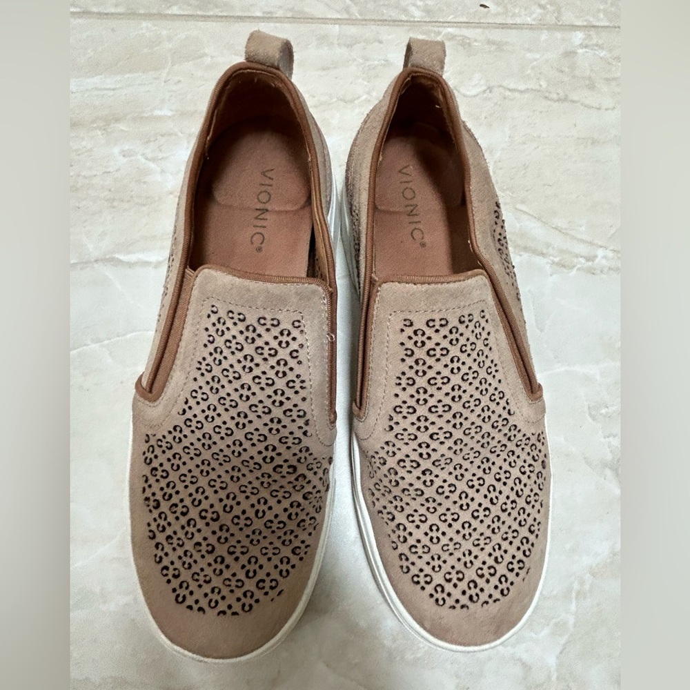 Vionic Kimmie perf sneaker women’s size 9. Color wheat/tan.